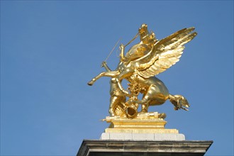 France, Paris 8e/7e arrondissement, pont Alexandre III, detail sculpture bronze dore, renommee, de la guerre, sculpteur clement steiner