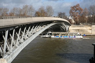 France, Paris 7e, passerelle Leopold Sedar Senghor, initialement nommee passerelle de solferino, structure metallique, bateau Seine, batobus,