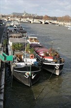 France, Paris 7e, peniches a quai, bateau, habitations, Seine, depuis la passerelle Leopold Sedar Senghor