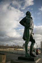 France, Paris 7e, passerelle Leopold Sedar Senghor (initialement passerelle de solferino), statue thomas jefferson, ciel nuageux,