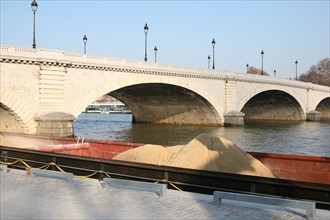 France, Paris 13e, pont de Tolbiac, peniche a quai, transport de materiaux, sable, fluvial,
