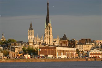 France, Normandie, Seine Maritime, Rouen, cathedrale vue depuis l'arrivee au port, hangars portuaires, maregraphes, Seine, quai de boisguilbert,