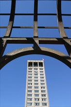 France: Normandie, Seine Maritime, le havre, architecte auguste perret, tour de l'hotel de ville, beton, mairie, pergola, tonnelle, treillage bois, jardin public, place de l'hotel de ville, jardin,