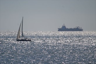 France: Normandie, Seine Maritime, le havre, plage, vue du large depuis la plage, voilier, plaisance, navire sur l'horizon, drague daniel laval,