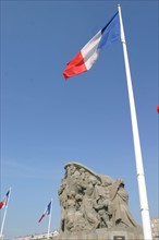 France: Normandie, Seine Maritime, le havre, autour du bassin du commerce, 
 monument aux morts, memoire, guerre, drapeau francais, patriotisme,