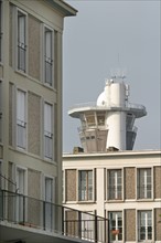 France: Normandie, Seine Maritime, le havre, architecte auguste perret, fenetres, balcons, immeubles avec au fond la capitainerie, tour, vigie,