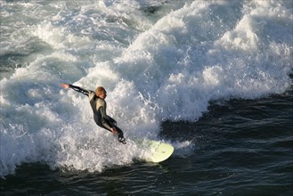 France, Normandie, Seine Maritime, cote d'albatre etretat, surf face a la plage, vague, spot, sport de glisse,