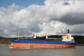 France: Normandie, Seine Maritime, vallee de la Seine, Rouen, grand port de mer de Rouen, navire en Seine, cargo silver, ciel nuageux,