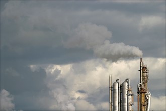 France: Normandie, Seine Maritime, vallee de la Seine, Rouen, grand port de mer de Rouen, fumees a petit queviilly, usnine, petrochimie, pollution, ciel nuages,