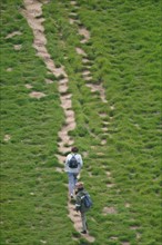 France, Normandie, Seine Maritime, cote d'albatre etretat, falaise d'aval randonneurs en marche vers la manneporte