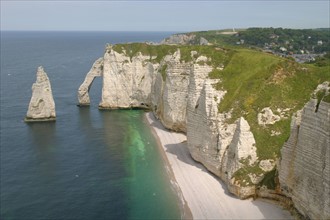 France, Normandie, Seine Maritime, cote d'albatre etretat, falaise d'aval et plage, galets, arche et aiguille,