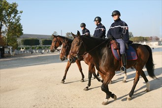 France, Paris 1e, jardin des tuileries, garde republicaine a cheval danbs les allees du jardin,