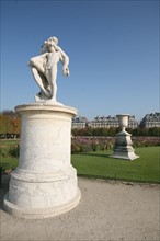 France, Paris 1e, jardin des tuileries, sculpture, statue sur son piedestal, pelouse,