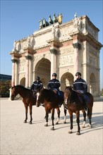 France, Paris 1e, jardin des tuileries, arc de triomphe du carousel et garde republicaine a cheval,