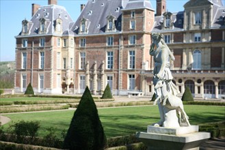 France, Haute Normandie, Seine Maritime, Eu, chateau, hotel de ville, mairie, jardins du chateau, statue,