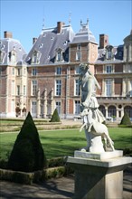 France, Haute Normandie, Seine Maritime, Eu, chateau, hotel de ville, mairie, jardins du chateau, statue,