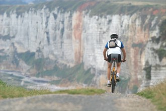 France, Normandie, Seine Maritime, pays des hautes falaises, yport, sport, cyclisme, vtt au dessus des falaises d'Yport, chemin: