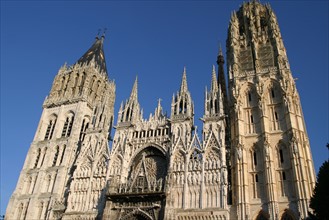 France, Normandie, Seine Maritime, Rouen, facade de la cathedrale, tour Saint-Romain, tour de beurre, ciel bleu, contre plongee,