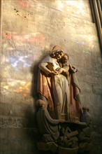 France, Normandie, Seine Maritime, roue, detail chapelle dans la cathedrale, bas relief, effet de lumiere du vitrail,