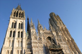 France, Normandie, Seine Maritime, Rouen, facade de la cathedrale, tour Saint-Romain, tour de beurre, ciel bleu, contre plongee,