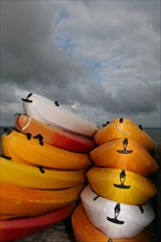 France, Normandie, Seine Maritime, pays de Caux, cote d'albatre, etretat, plage, canoe kayak, base nautique, ciel nuageux,