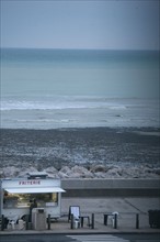 France, Normandie, Seine Maritime, Le Treport, baraque a frites, cote picardie, mers les bains, maree basse, tombee de la nuit, commerce ambulant,