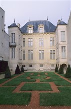 France, Paris 3e, le marais, musee cognac jay, hotel de donon, facade sur jardin, jardin a la francaise rue payenne,