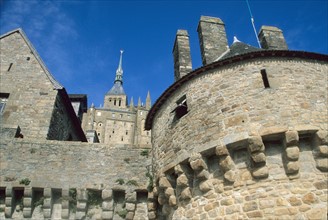 France, Normandie, Manche, baie du Mont-Saint-Michel, mur rempart, au pied des remparts, tour, machicoulis, merveille,
