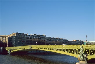 France, Paris 160e, pont mirabeau, tablier metallique, statues,