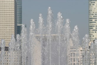 France, hauts de Seine, neuilly sur Seine, pont de neuilly, vue sur la grande arche de la defense, jets d'eau,