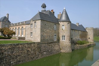 France, Basse Normandie, Manche, Cotentin, flamanville, chateau, douves, tours,