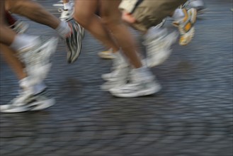 France, Paris, marathon de Paris, pieds de coureurs en action, paves, mouvement,
