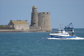 France, Basse Normandie, Manche, val de saire, ile tatihou, face a saint vaast la hougue, chalutier, retour au port, maree haute, bateau de peche, tour vauban,