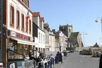France, Basse Normandie, Manche, val de saire, port de barfleur, plus beaux villages de france, bateau de peche, terrasse de cafe sur le quai,