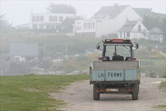 France, Basse Normandie, Manche, iles chausey, au large de granville, grande ile, brouillard, tracteur dans la brume,