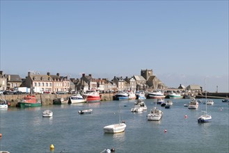 France, Basse Normandie, Manche, val de saire, port de barfleur, plus beaux villages de france, bateaux de peche, le port, panorama, paysage, maree haute,