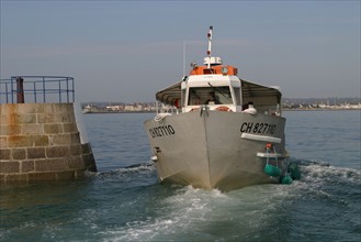 France, Basse Normandie, Manche, val de saire, ile tatihou, face a saint vaast la hougue, vehicule amphibie navigant par maree haute, bateau, navette,