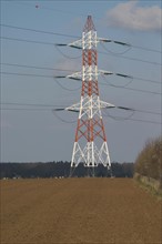 France, Haute Normandie, eure, pylone electrique dans un champ laboure, electricite, haute tension, energie, fils, environnement,