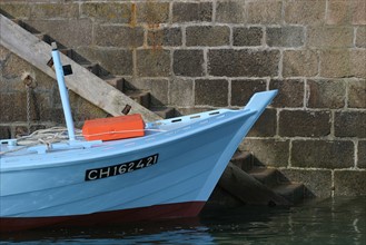 France, Basse Normandie, Manche, val de saire, ile tatihou, face a saint vaast la hougue, barque amarree a quai,