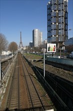 France, Paris 15e, voie ferree du rer, front de Seine, immeubles, tour, gratte ciel, Tour Eiffel au fond,