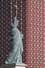 France, Paris 15e, replique de la statue de la liberte de l'ile aux cygnes sur fond de l'immeuble du front de Seine, hotel Novotel, fenetres, bartholdi,