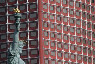 France, Paris 16e, statue de la liberte, replique de celle de new york de bartholdi, et immeuble du front de Seine, fenetres,