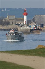 France, Basse Normandie, Manche, val de saire, ile tatihou, face a saint vaast la hougue, vehicule amphibie navigant par maree haute, bateau, navette,