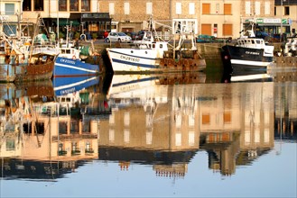 France, Normandie, Manche, val de saire, saint vaast la hougue, port, chalutiers, reflet dans l'eau, maisons, quai,