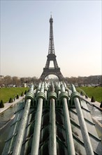 France, Paris 16e, jardins du trocadero, sculpture, jets d'eau, face a la Tour Eiffel,