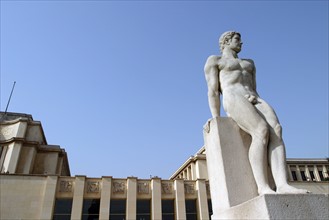 France, Paris 16e, jardins du trocadero, sculpture l'homme, sculpteur pierre traverse,