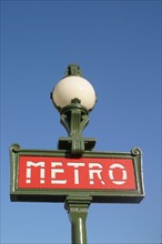 France, Paris 8e, metro rond point des champs elysees, panneau, enseigne, signalisation, lampadaire,