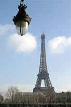 France, Paris 15/16e, pont de bir hakeim, detail lampadaire, viaduc de passy, Tour Eiffel au fond, Seine,