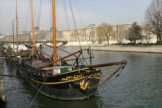 France, Paris 6e, bateaux amarres, peniche, habitation, quai de conti, voilier, mat, Seine musee du louvre,
