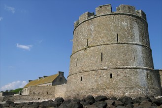 France, Basse Normandie, Manche, val de saire, ile tatihou, face a saint vaast la hougue, conservatoire du littoral, fort vauban, tour crenelee, fortification,